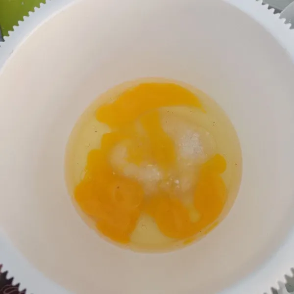 Kocok telur, gula pasir dan vanili bubuk hingga berwarna putih dengan kecepatan tinggi.