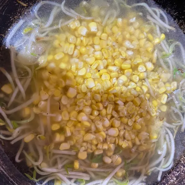 Tambahkan air secukupnya lalu masukkan potongan jagung yang sudah dibersihkan dan dipotong halus.