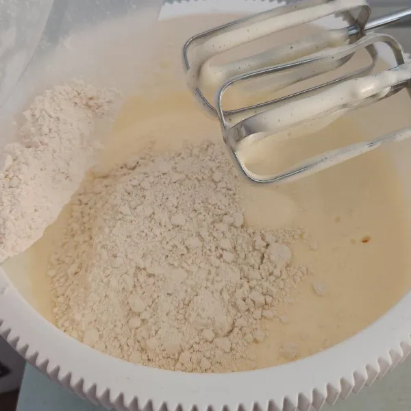 Tambahkan tepung mocaf, aduk rata dengan kecepatan rendah.
