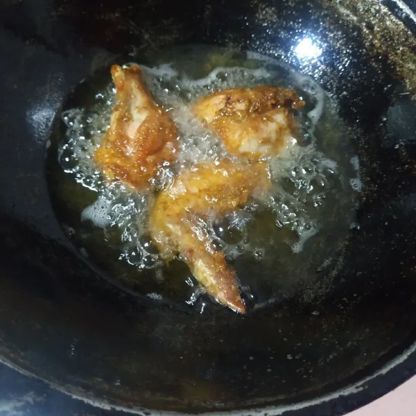 Panaskan minyak, goreng ayam dengan api sedang cenderung kecil sampai matang.