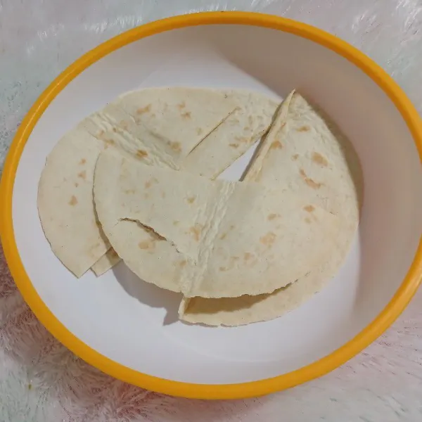 Potong tortilla masing-masing jadi 2 bagian lalu sisihkan.