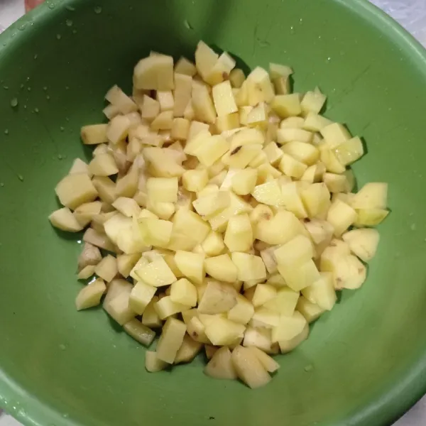 Potong kecil-kecil kentang, cuci sampai bersih.