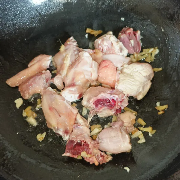 Masukkan potongan ayam dan aduk-aduk sampai ayam kaku.
