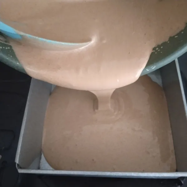 Olesi loyang dengan minyak, atau gunakan kertas roti, lalu masukkan adonan, kemudian hentakkan  loyang secara perlahan agar udara yang terperangkap dalam adonan keluar.