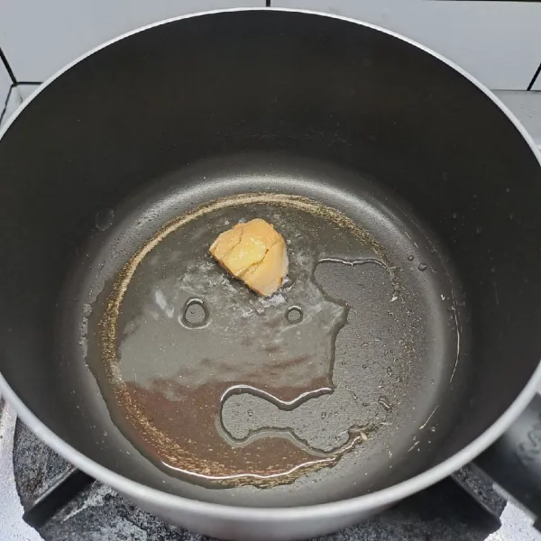 Panaskan sedikit minyak goreng, tumis jahe sampai harum.