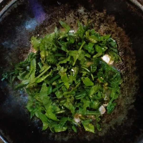 Masukkan potongan pakis. Masak hingga pakis setengah layu.