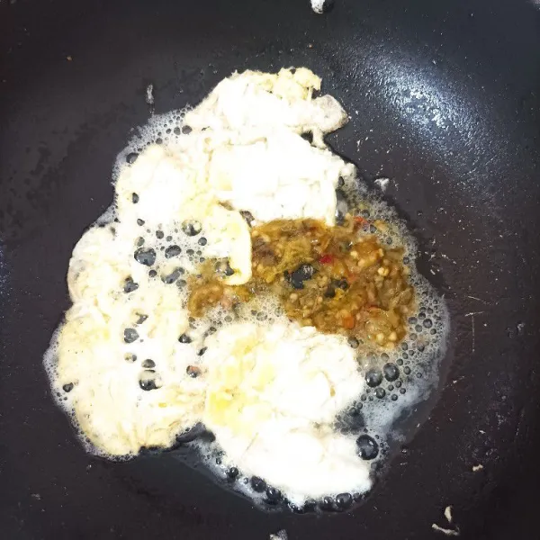 Tumis sambal ijo kemudian tambahkan telur orak-arik.