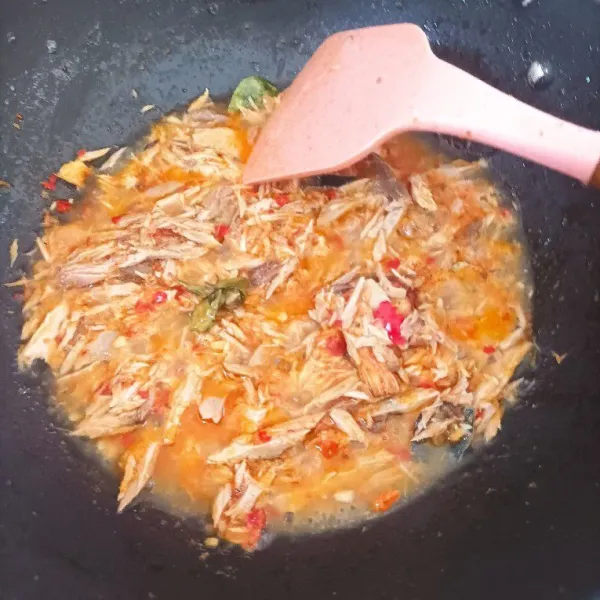 Masukkan tongkol dan tambahkan air masak hingga air agak menyusut.