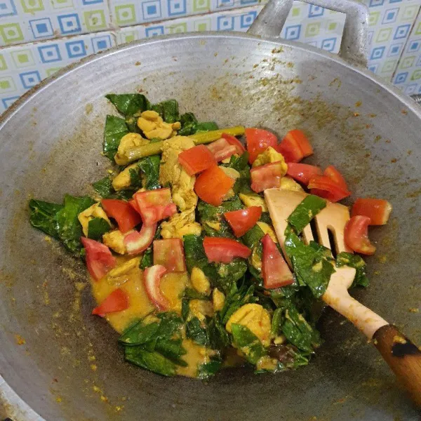 Tambahkan tomat, aduk rata dan masak sebentar hingga ayam matang.