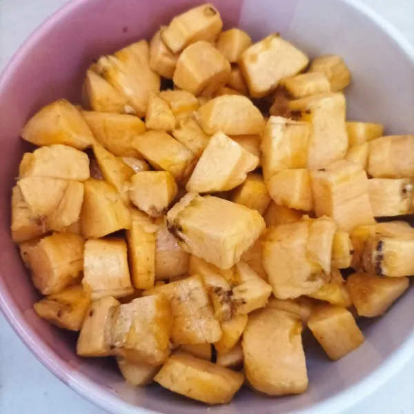 Kupas dan potong-potong pisang sesuai selera.