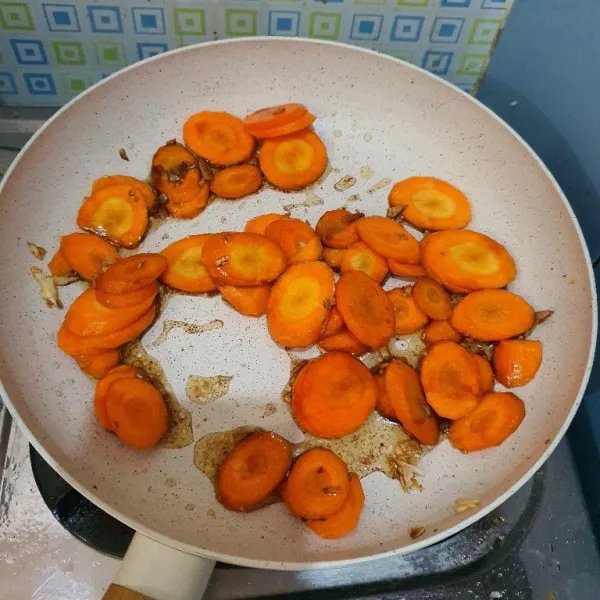 Masuklan wortel, masak sebentar.