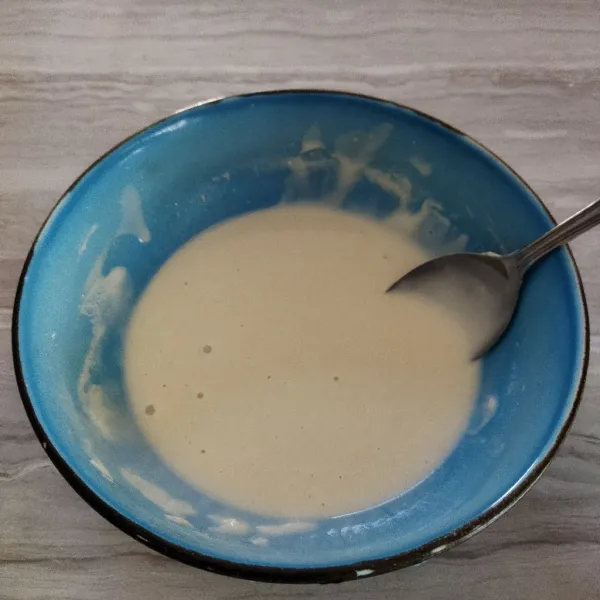 Dalam mangkuk campur tepung terigu, tepung beras, tapioka, vanilli, baking powder, garam, dan air aduk rata.
