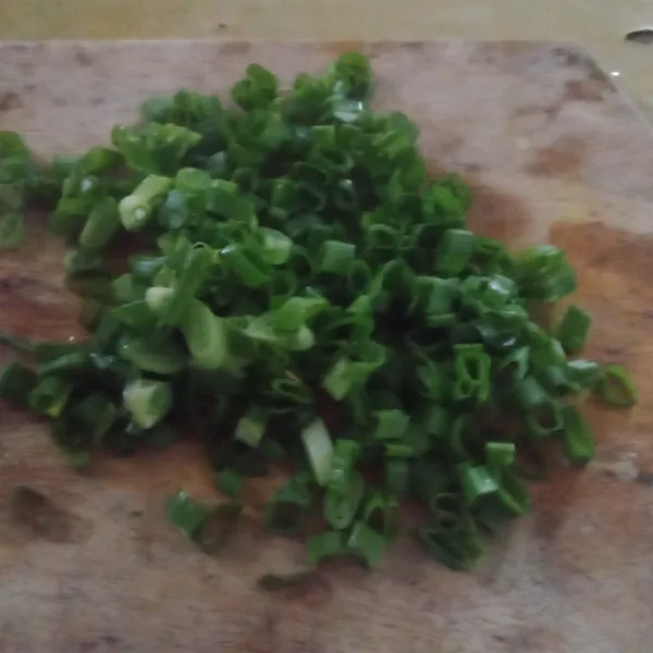 Potong-potong daun bawang, sosis, dan kubis.