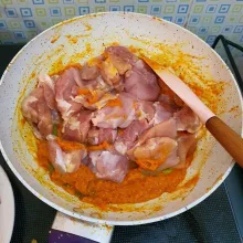 Masukkan fillet ayam, aduk hingga rata dan ungkep selama 10 menit hingga airnya keluar.
