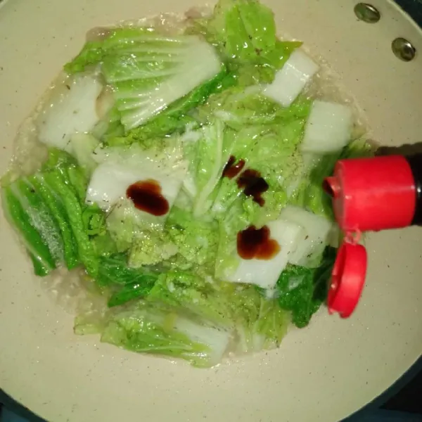 Tambahkan saus tiram.