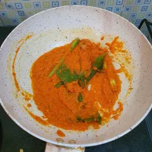 Tumis bumbu halus dan bumbu aromatik hingga harum dan matang.