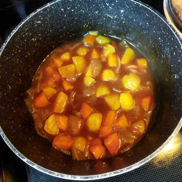 Setelah wortel dan kentang matang, masukkan kari blok lalu masak hingga mengental.