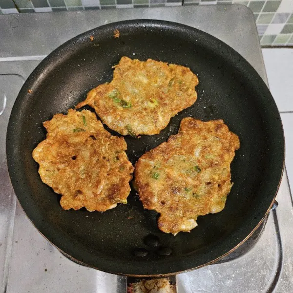 Jika bagian bawah sudah matang, kemudian balikkan. Masak kembali hingga kedua sisinya matang.