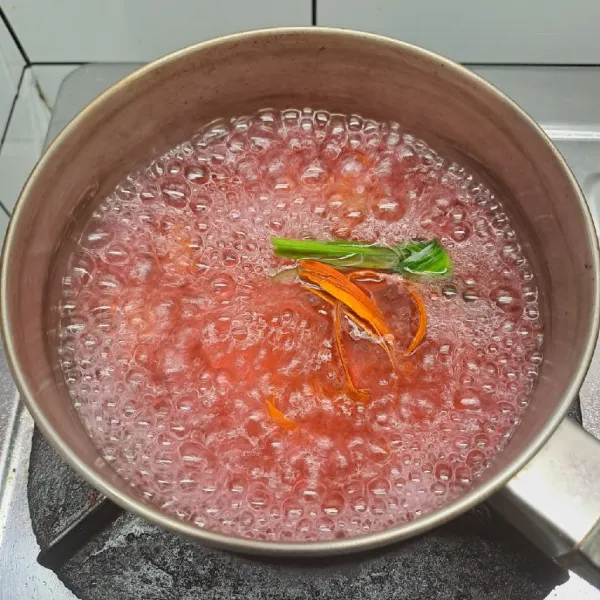 Masukkan kayu secang, rebus sampai air berubah warna.