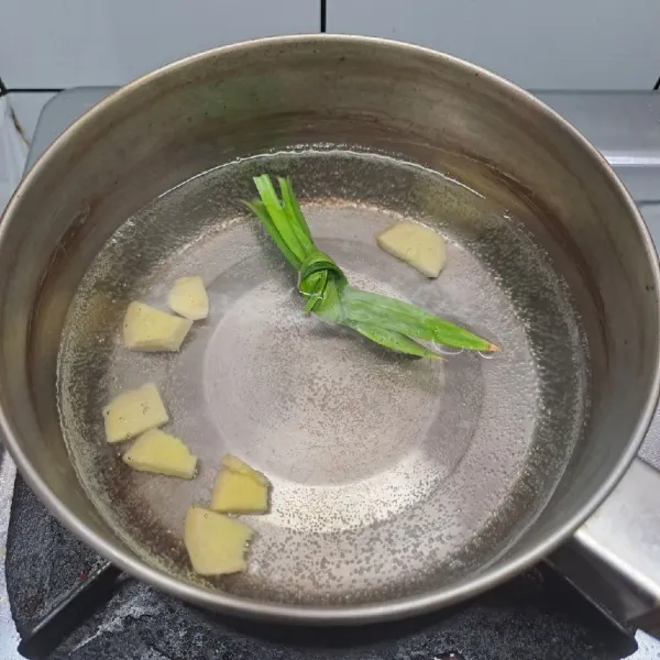 Rebus air, jahe dan daun pandan sampai mendidih.