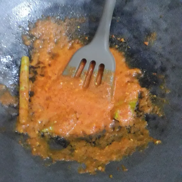 Panaskan minyak goreng dalam wajan, masukkan bumbu halus lalu tumis sampai harum bersama daun jeruk dan serai.