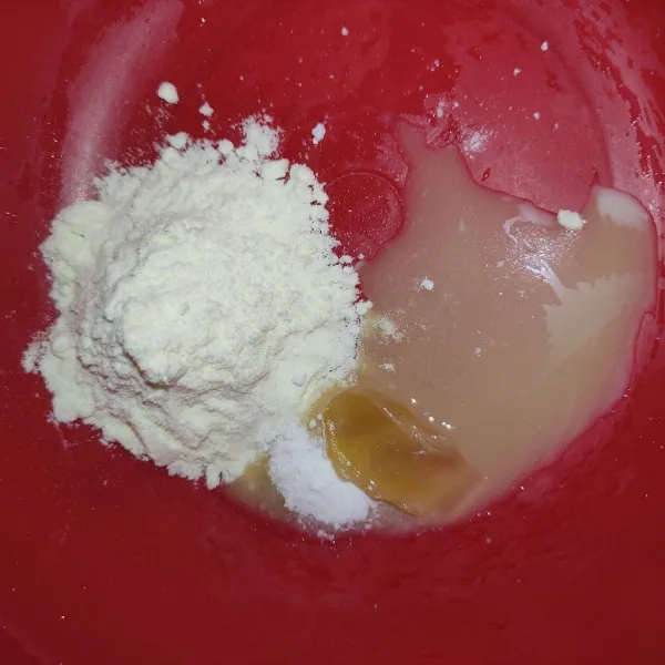 Membuat whipped cream, masukkan susu bubuk, krimer kental manis, gula halus, dan sp.
