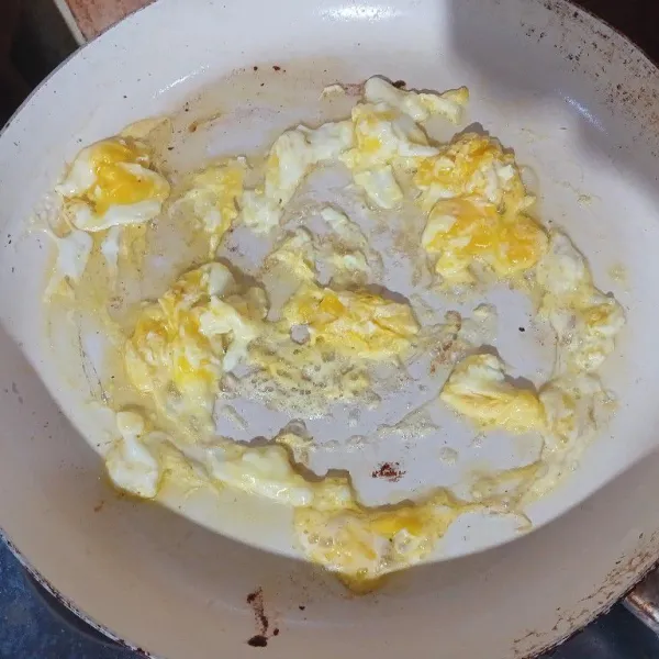 Panaskan minyak goreng secukupnya. Pecahkan telur, goreng orak-arik.