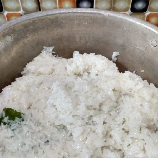 Cuci bersih beras ketan kemudian rendam kurang lebih 1 jam. Rebus beras ketan dengan air kira-kira air tingginya setengah ruas jari telunjuk. Masak hingga air asat, aduk sesekali agar tidak gosong. Matikan api, siapkan kukusan, dan kukus beras ketan hingga ketan matang.