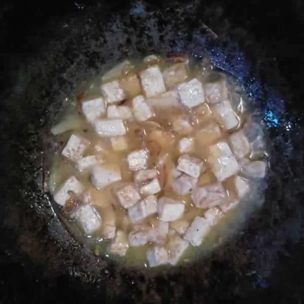 Masukkan tahu, garam dan kaldu bubuk.