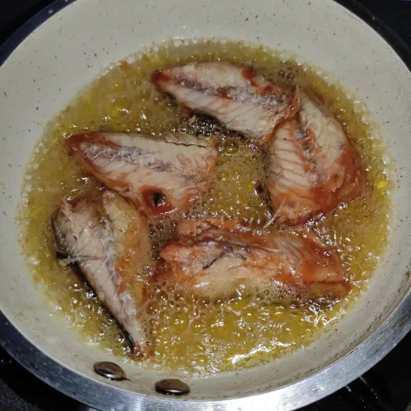 Kemudian panaskan minyak, goreng sebentar ikan dan jangan terlalu kering.