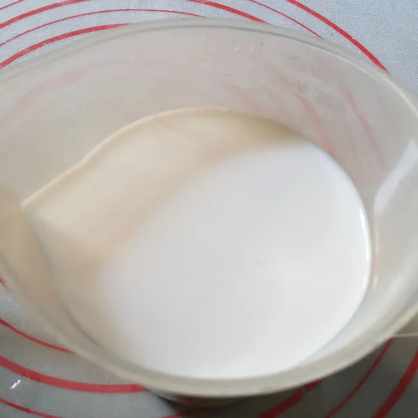 Rebus gula dengan air. Setelah mendidih dan gula larut lalu tuang ke dalam susu uht. Aduk rata dan sisihkan sebentar.