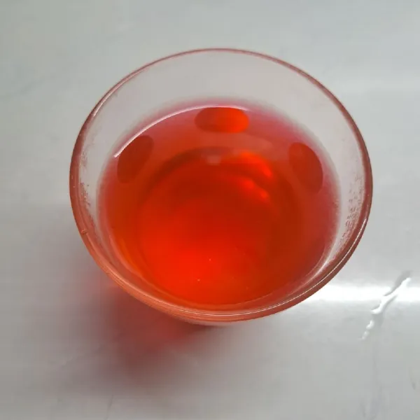 Saring air rebusan dari ampas rebusan. Tuang dalam gelas saji.