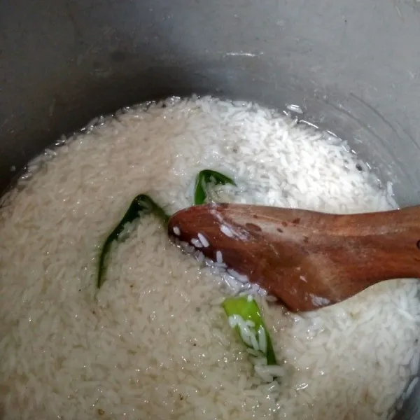 Cuci bersih beras ketan kemudian rendam kurang lebih 1 jam. Rebus beras ketan dengan air kira-kira air tingginya setengah ruas jari telunjuk, tambahkan daun pandan dan masak hingga air asat, aduk sesekali agar tidak gosong. Matikan api.