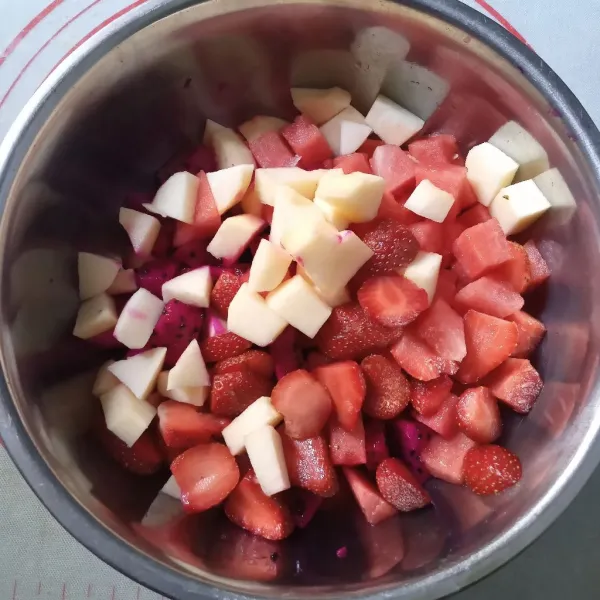 Potong semua buah-buahan sesuai selera lalu pindahkan ke dalam mangkuk besar.