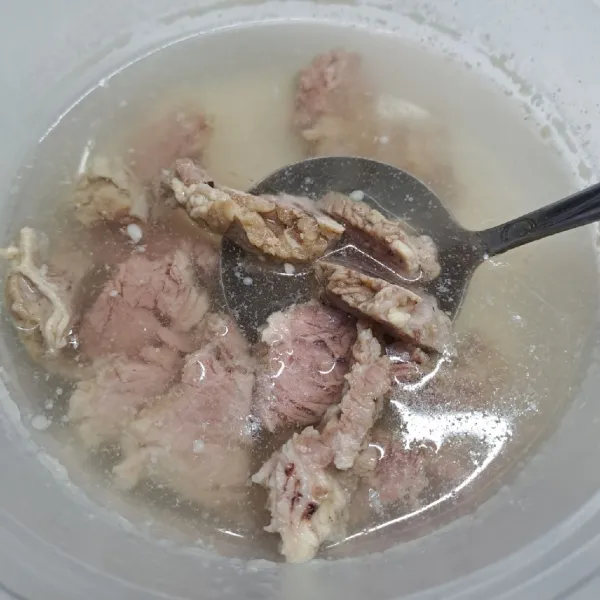 Potong daging sapi yang sudah direbus sampai empuk sesuai selera lalu sisihkan.