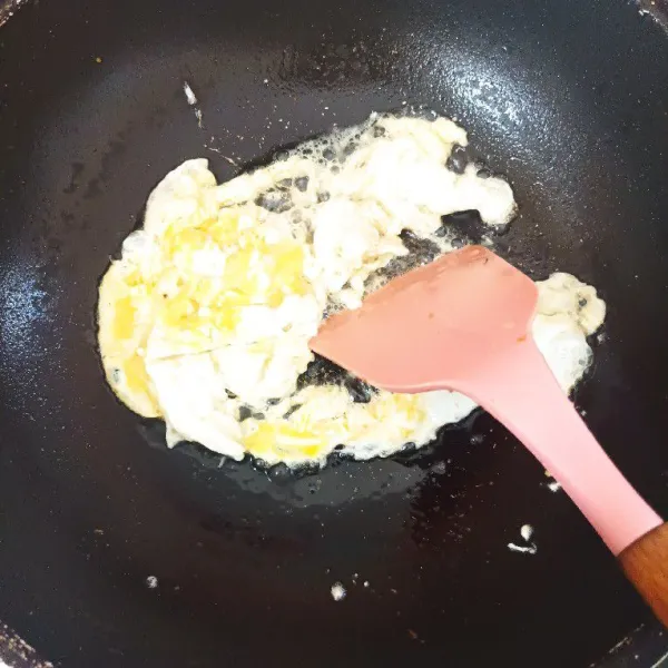 Ulek bahan sambal ijo, Panaskan minyak goreng masukkan telur kemudian orak-arik, sisihkan.