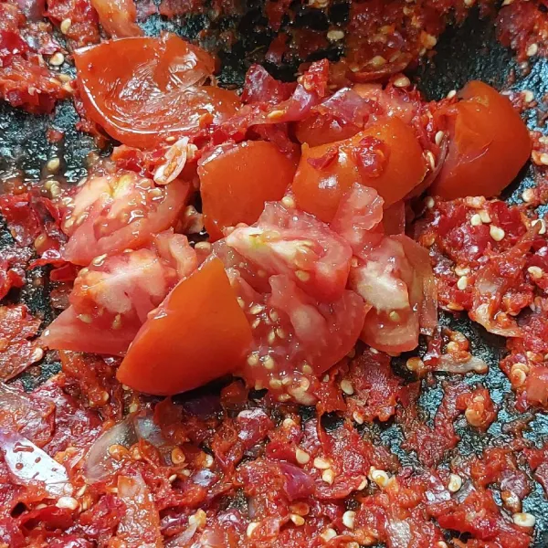Tambahkan tomat, giling sampai tomat halus.