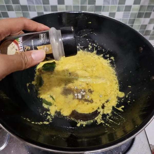 Bumbui dengan merica, kaldu bubuk, serta garam.