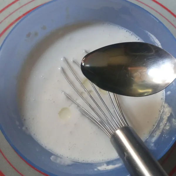 Aduk tepung ketan, tepung maizena, garam, gula, dan vanila. Tuang susu bertahap sambil diaduk. Tambahkan minyak sayur, aduk rata kembali.