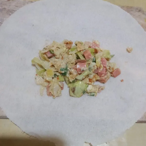 Siapkan kulit lumpia dan isi dengan adonan telur.