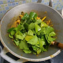Masukkan daun melinjo, aduk rata.