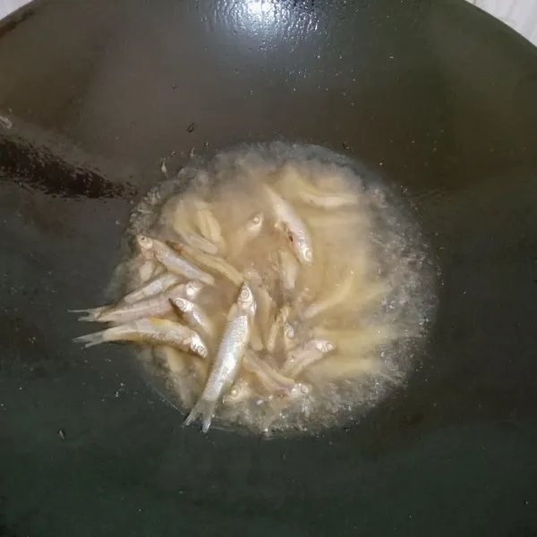 Goreng ikan sampai kecokelatan dengan api sedang.