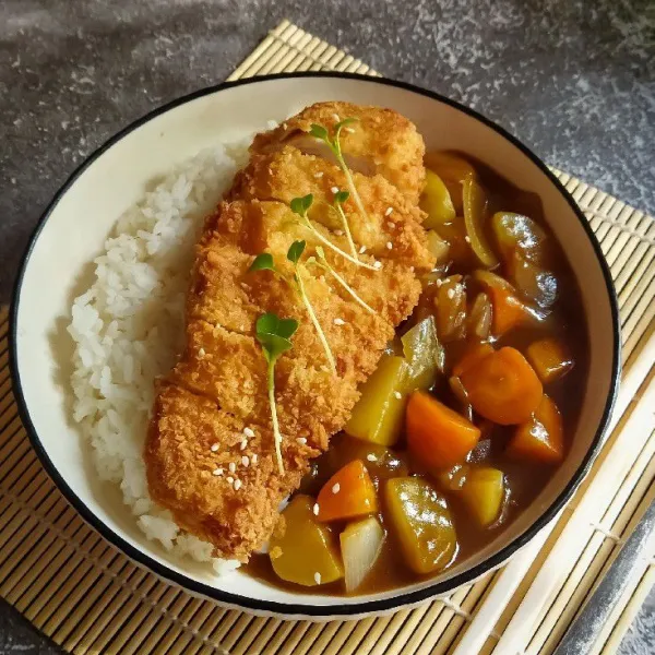 Sajikan curry dengan katsu dan nasi panas.