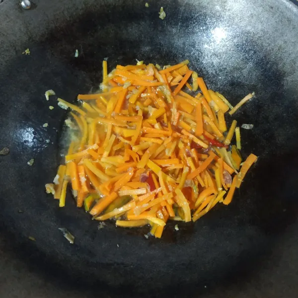Masukkan wortel, tuang air lalu masak sampai wortel setengah matang.