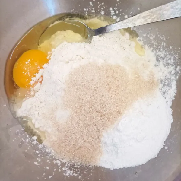 Dalam wadah campurkan tepung terigu, tepung beras, telur, gula dan garam.