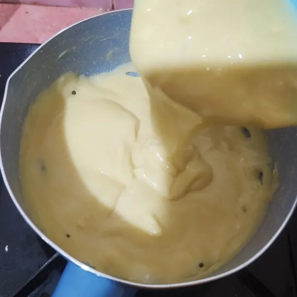 Pindahkan panci ke atas kompor langsung supaya cream cheese cepat meletup-letup lalu angkat.