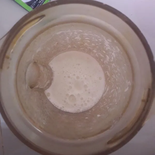 Siapkan blender lalu kupas dan masukkan bawang putih ke dalam blender. Tambahkan sedikit air lalu proses hingga halus.