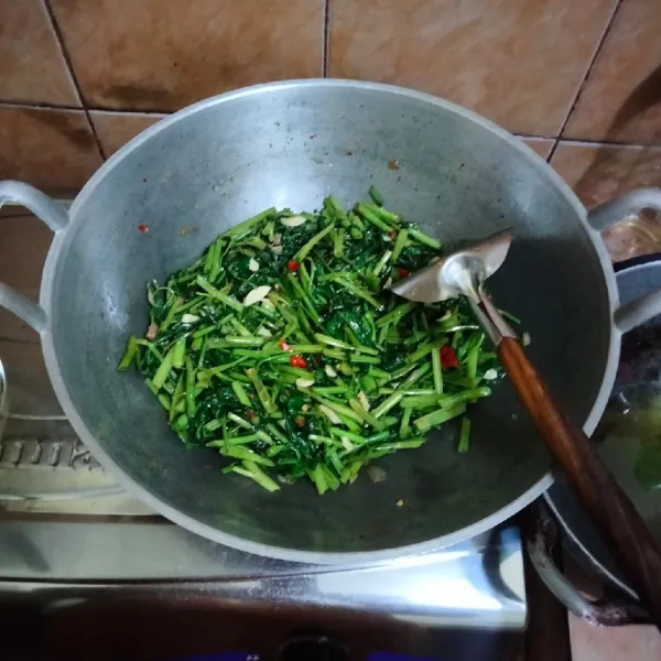 Aduk rata dan masak hingga sayuran layu dan matang, masak sebentar saja lalu tes rasa kemudian matikan api.