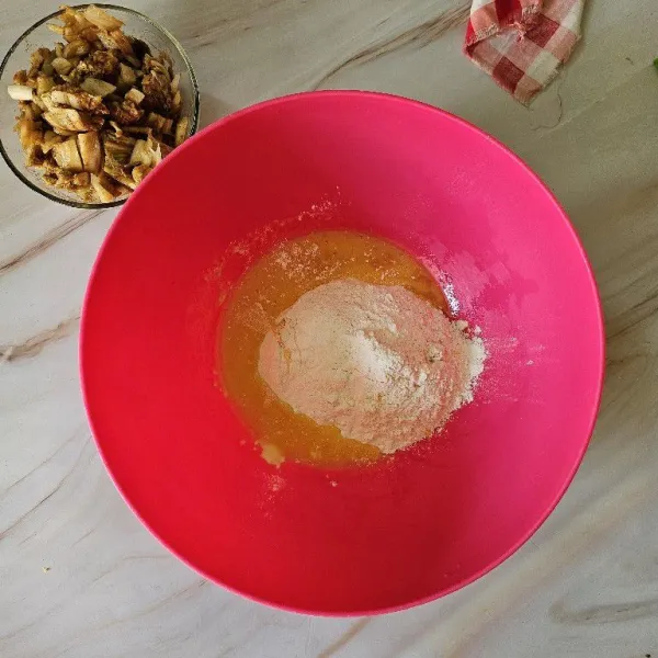 Campurkan tepung terigu, tepung bumbu serba guna, telur lalu aduk rata.
