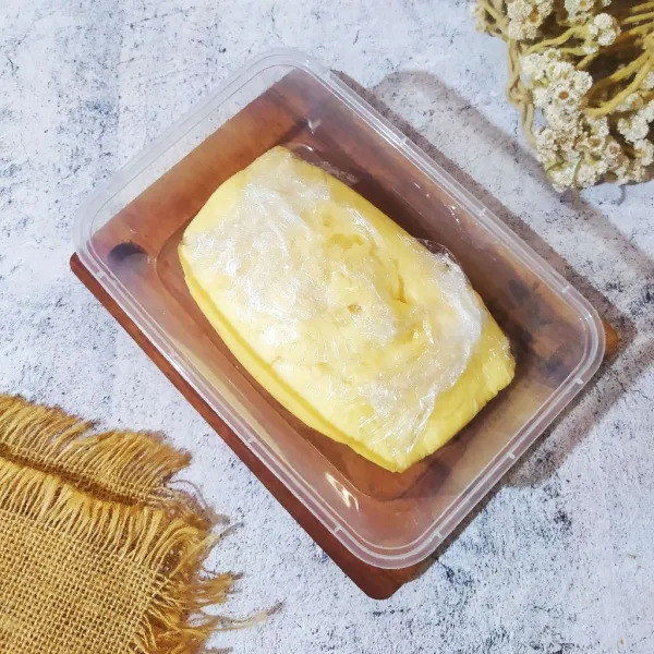 Pindahkan cream cheese KW ke dalam wadah yang diberi alas plastik cling wrap, lalu bungkus rapat supaya permukaannya tidak berkulit dan mengembun. Setelah panasnya turun, simpan di dalam chiller semalaman. Siap untuk diolah.